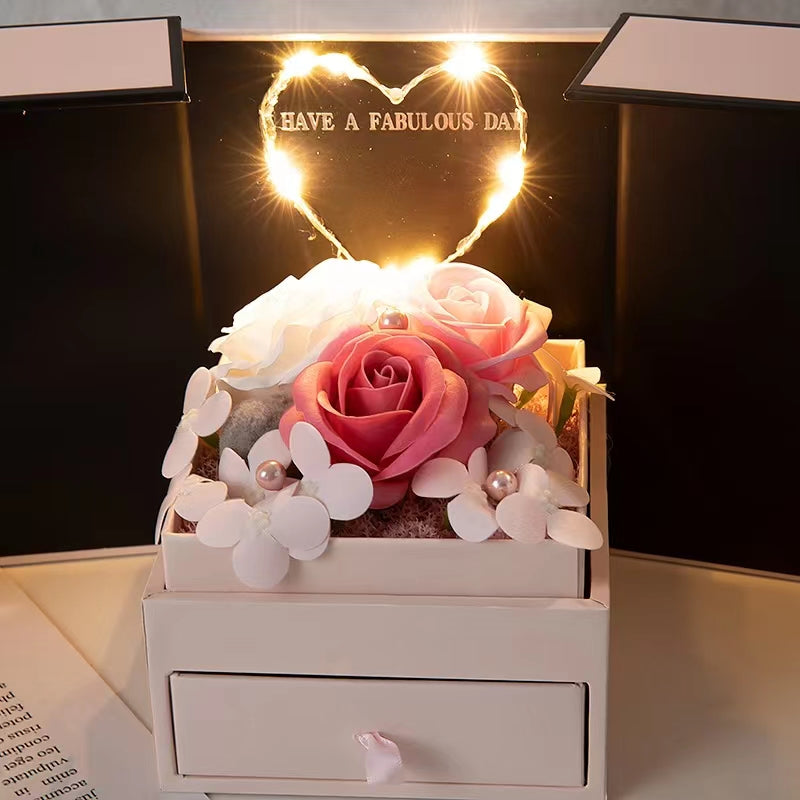 Kotak hadiah mawar kecil