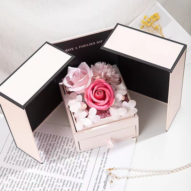 Kotak hadiah mawar kecil