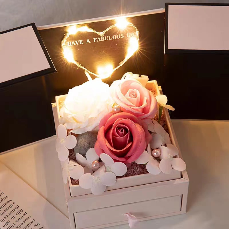 Kotak hadiah mawar kecil